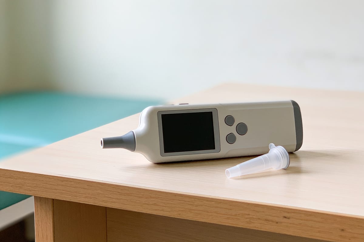 Прибор измеряет этанол в выдохе — жвачка и ополаскиватель на него не влияют